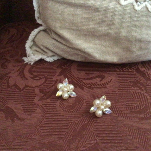 Stunning Pearl and Swarovski Petal Cut Cluster Stud Earrings - Picture 4 of 5